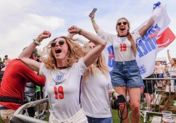 欧洲杯开放的女球迷：重塑足球文化的新风貌